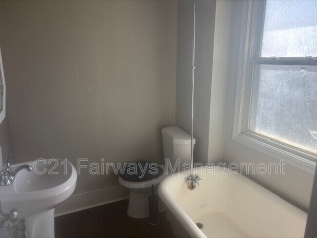 Building Photo - 855 Vankirk St