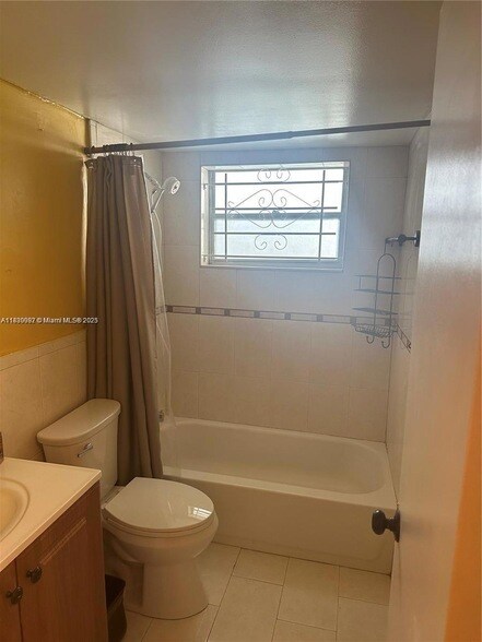 Building Photo - 720 Collins Ave