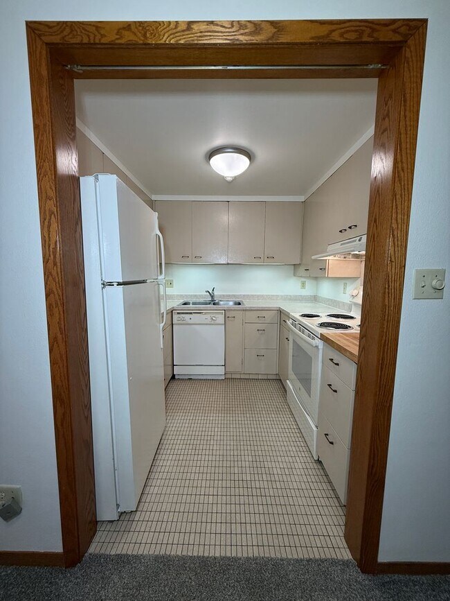 Building Photo - 100 W 17th St