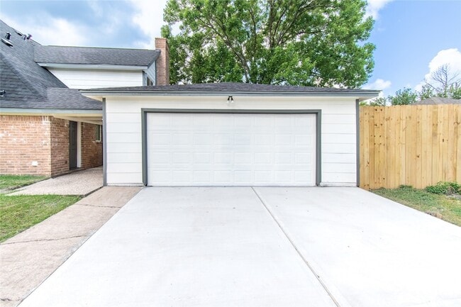Building Photo - 15202 La Paloma Dr