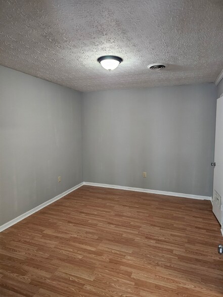 Building Photo - 165 Midway Dr