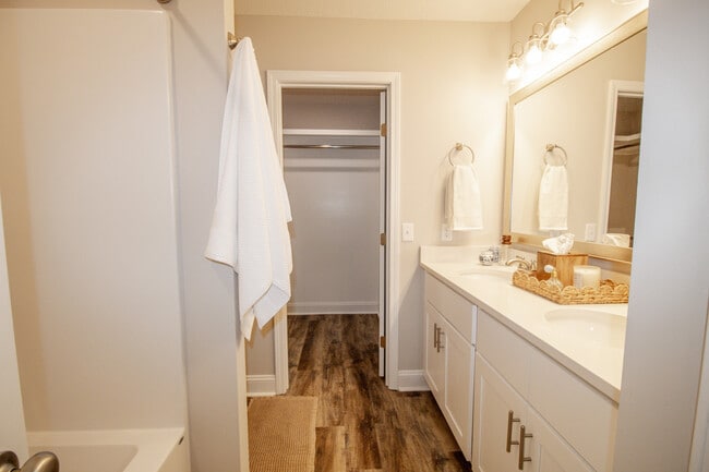 Building Photo - 116 Woodsedge Dr