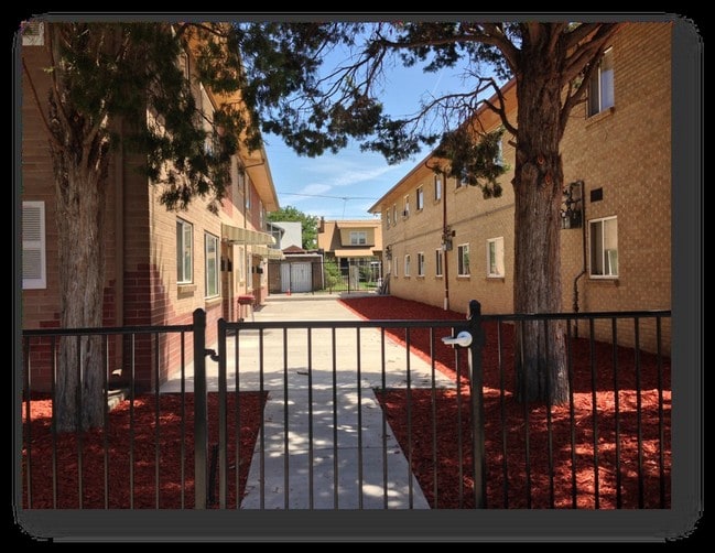 Building Photo - 3318-3352 High St