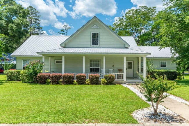Building Photo - A spacious four bedroom, two and a half bathroom home located in the heart of the DeFuniak Spring...