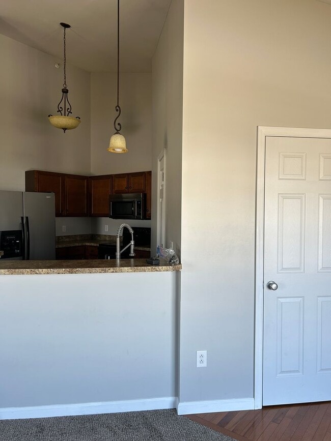 Building Photo - Condo Unit