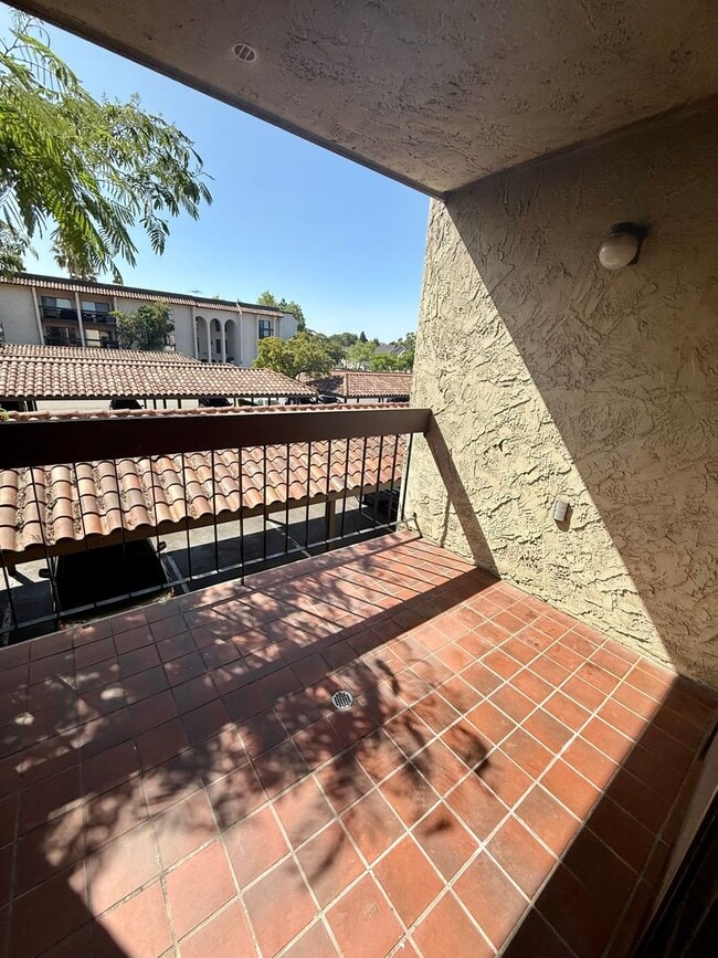 Building Photo - COMING SOON! $2850 / 2 BR - GORGEOUS REMOD...