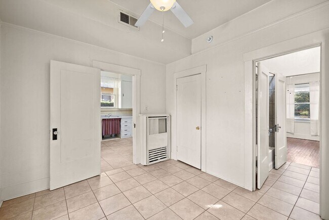 Building Photo - Vintage Bungalow Near University of Arizona