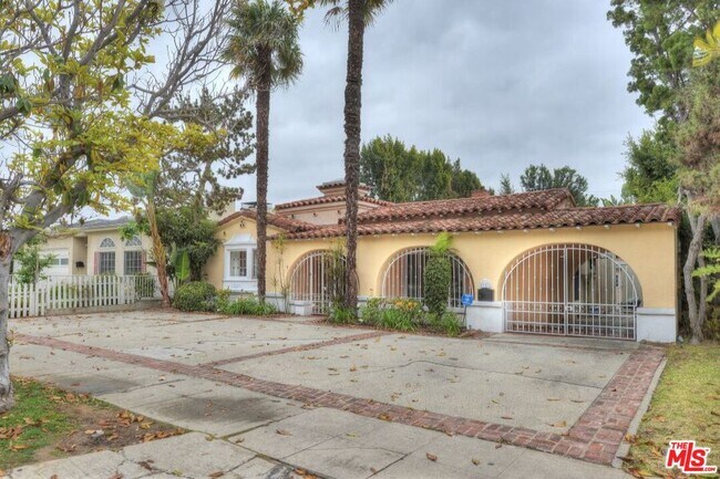 Building Photo - 10864 Wellworth Ave