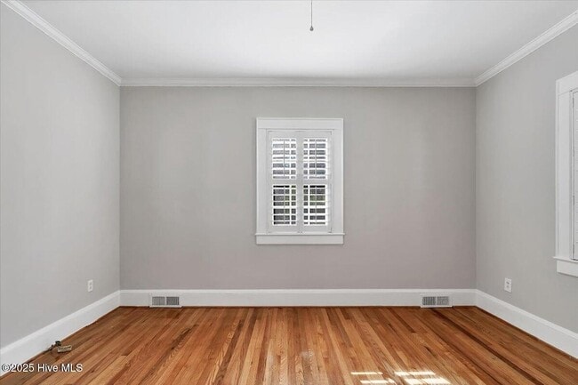 Building Photo - 300 Dogwood Ln