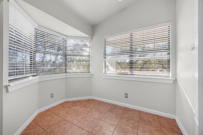 Building Photo - 208 S Cougar Ave