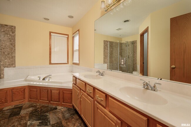 Building Photo - 4005 Raleigh Ave