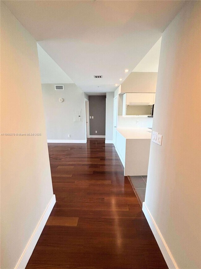 Building Photo - 601 NE 36th St