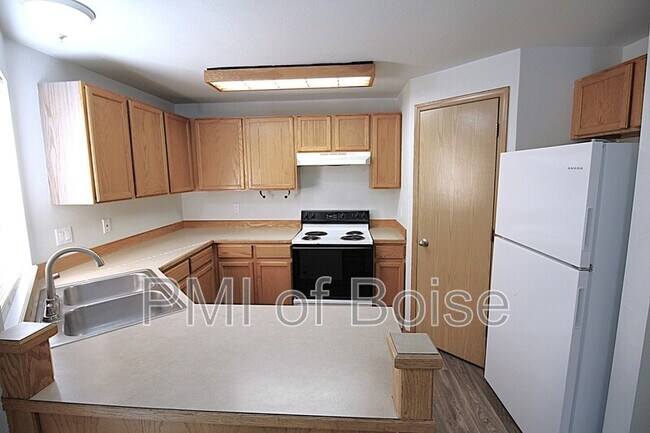 Building Photo - 8013 W Queen Ct