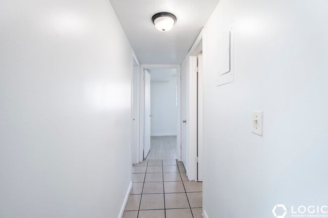 Building Photo - 1600 Ivy Cir