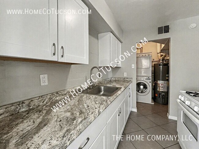 Building Photo - 2404 E Cameron Vista