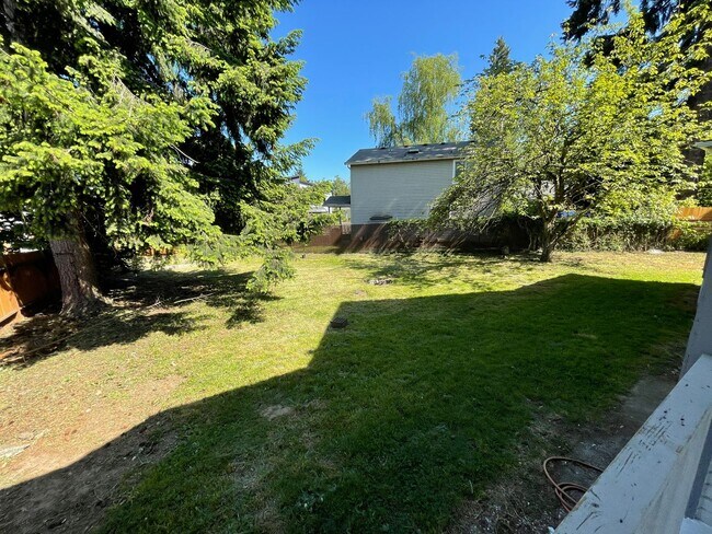 Building Photo - 4br/2ba house with fenced yard & detached garage
