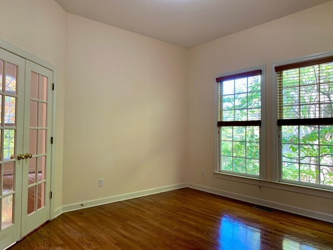 Building Photo - AMAZING Luxurious Residence, Near Educational Facilities, With Upscale Amenities!