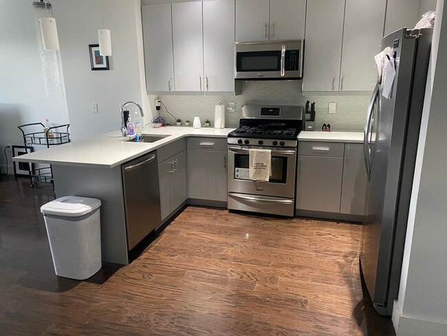 Building Photo - 407 56th St