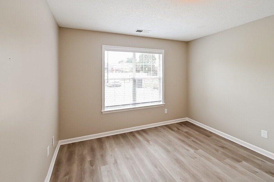 Building Photo - 216 Fawn Dr N