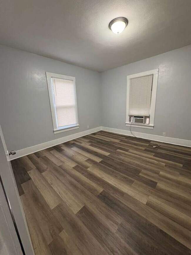 Building Photo - 140 E 5th St