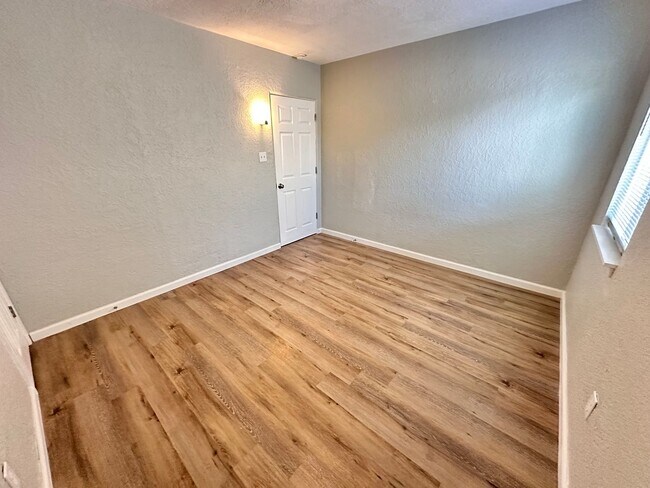 Building Photo - 2120 La Veta Dr