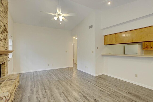 Building Photo - 1409 Waterloo Tr