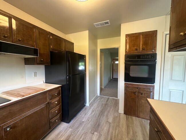 Building Photo - 4 Bedroom 2 Bathroom Home with Landscaped ...