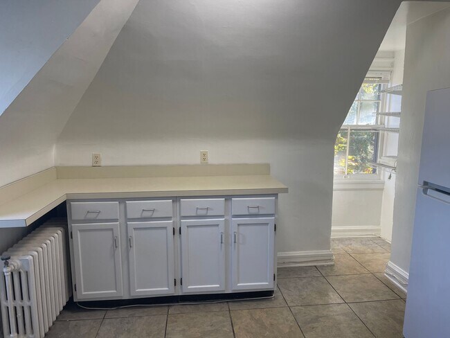 Building Photo - 720 Gladstone Ave