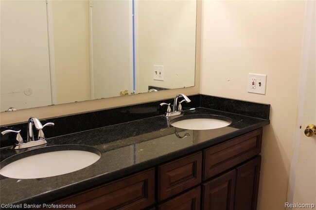 Building Photo - 6586 Carriage Hills Dr