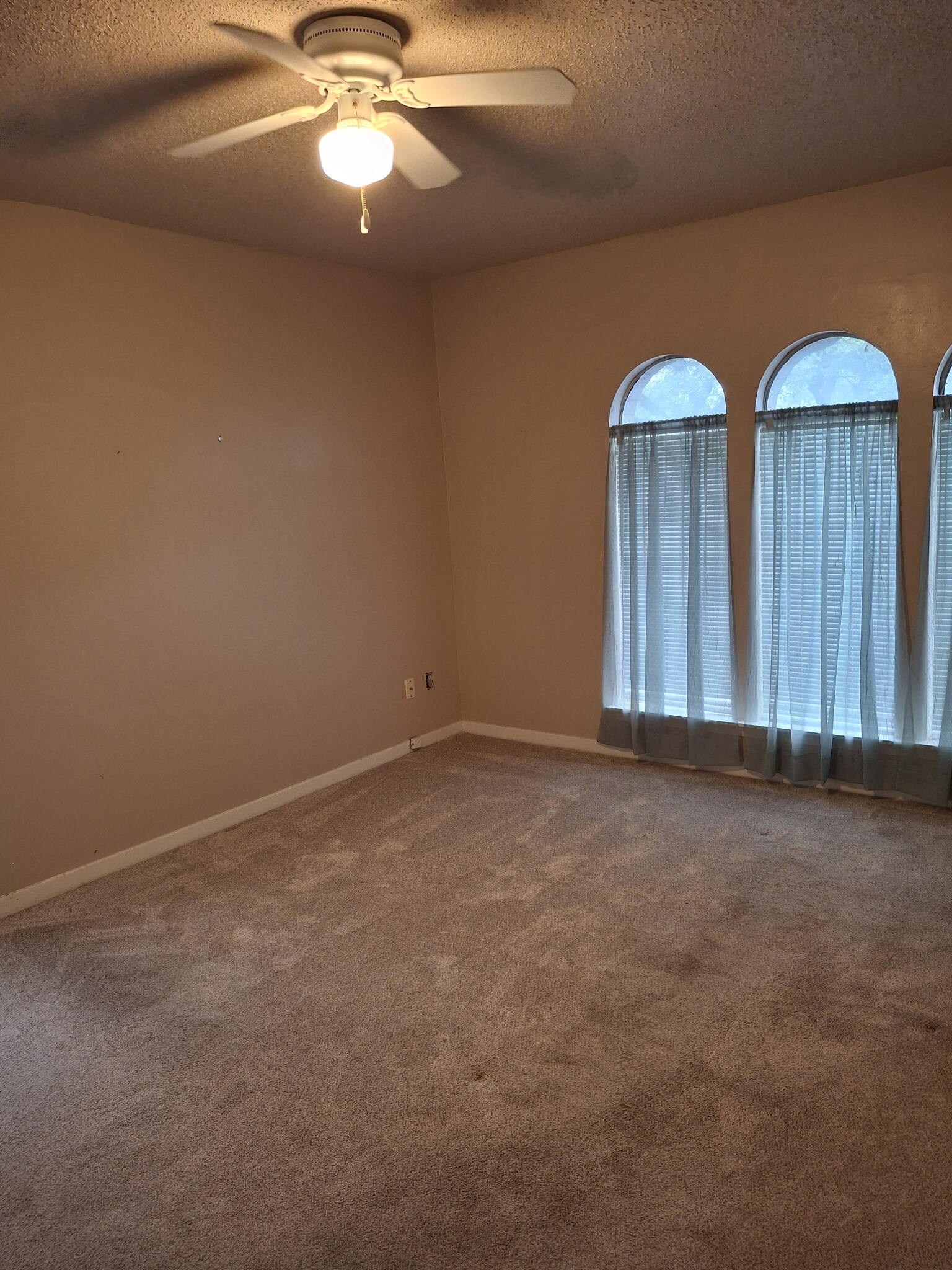 Building Photo - 3406A S Oak Dr