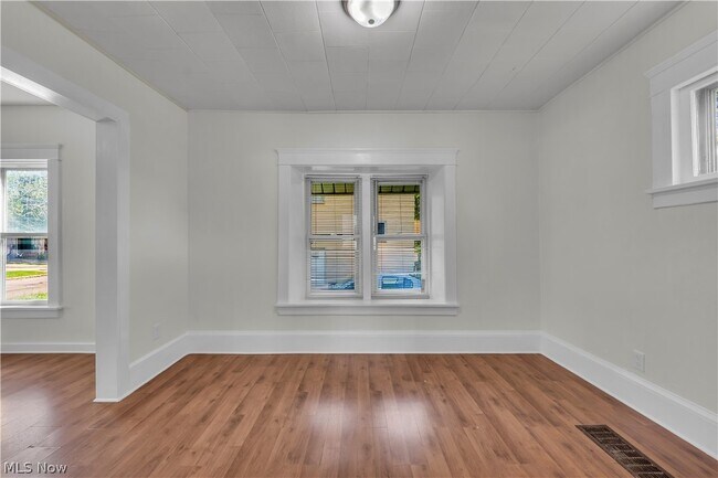 Building Photo - 1296 W Wilbeth Rd