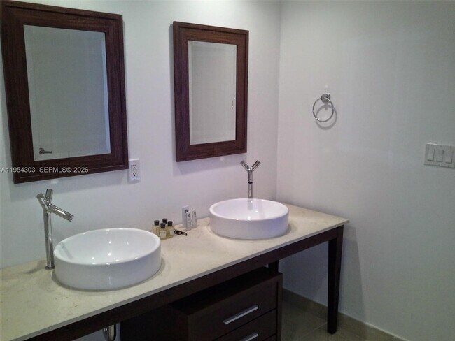 Building Photo - 495 Brickell Ave