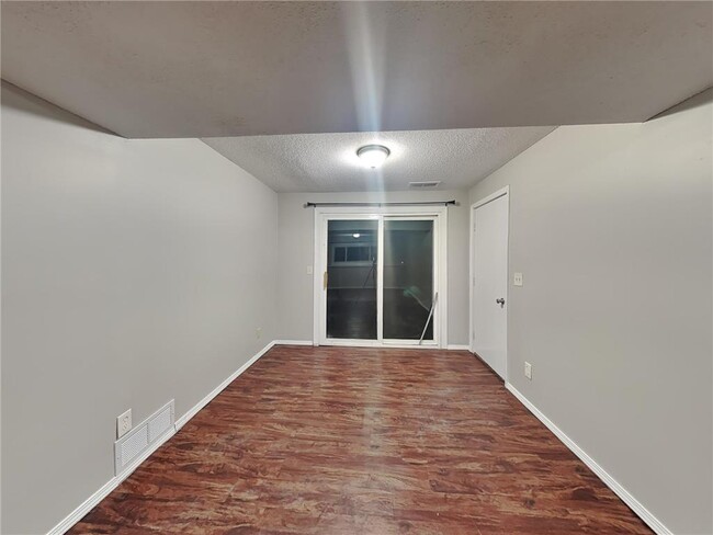 Building Photo - 6865 Buckingham Rd