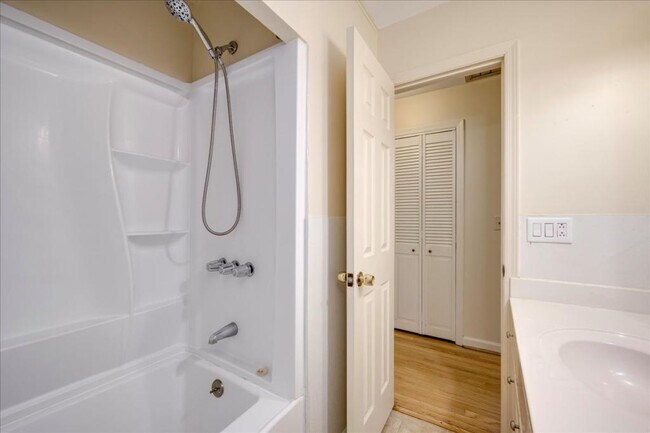 Building Photo - 552 Whitehead Dr