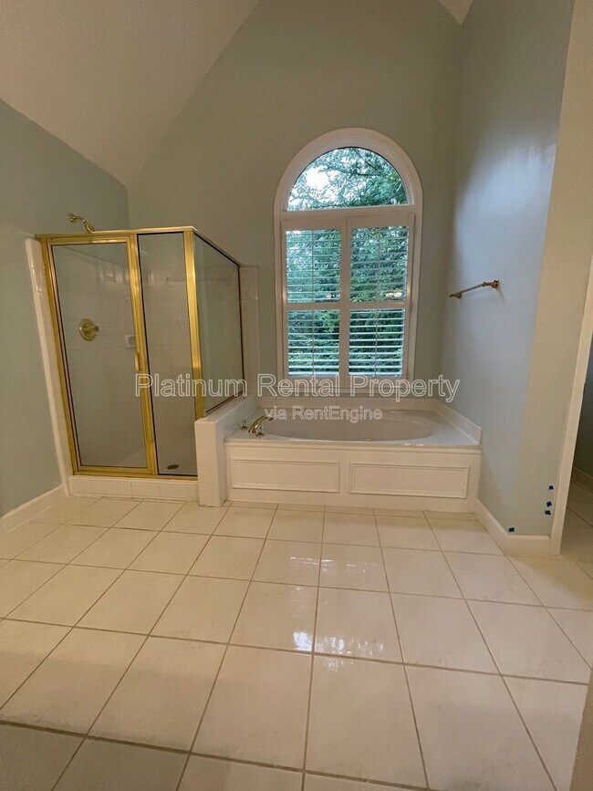 Building Photo - 870 Ingleside Dr