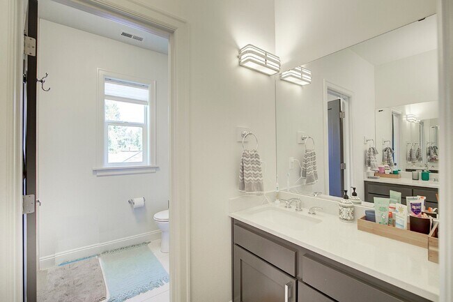 Building Photo - 5bd/3.5ba Seattle Home