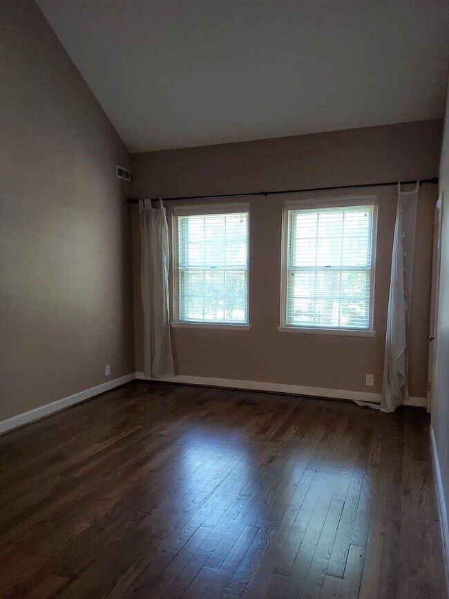 Building Photo - Stunning And Spacious 2-Level, 1 Bedroom, ...