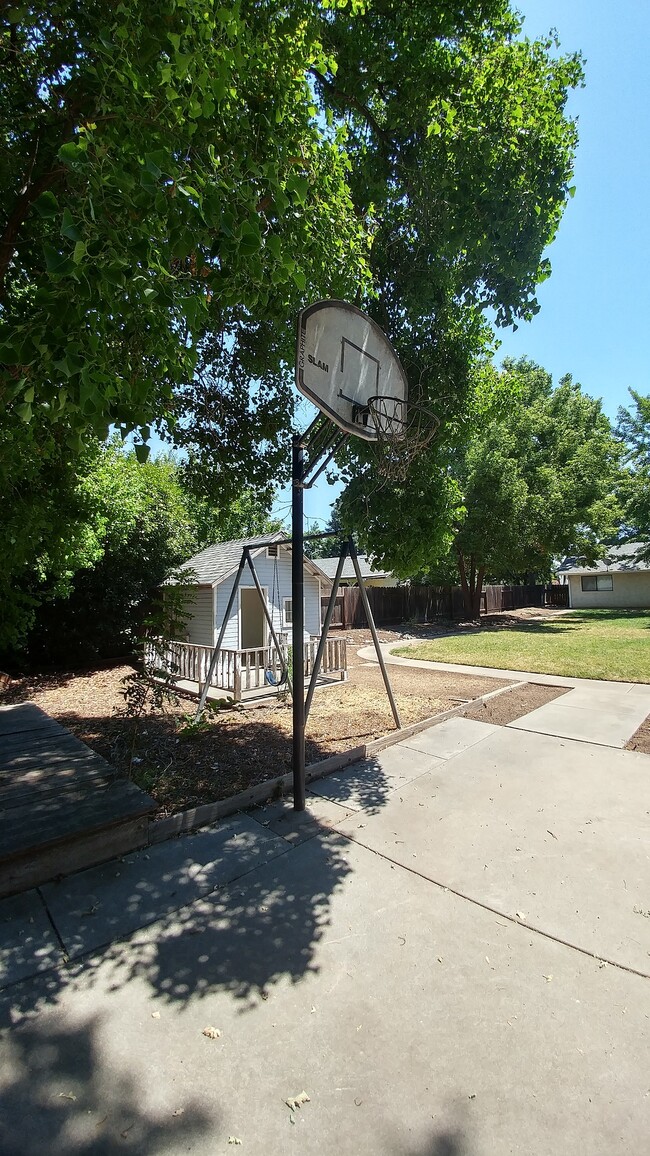Building Photo - 552 Cimarron Dr