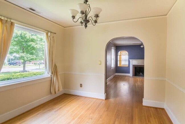 Building Photo - Gorgeous 3 Bedroom 2 Bath in Popular Parki...