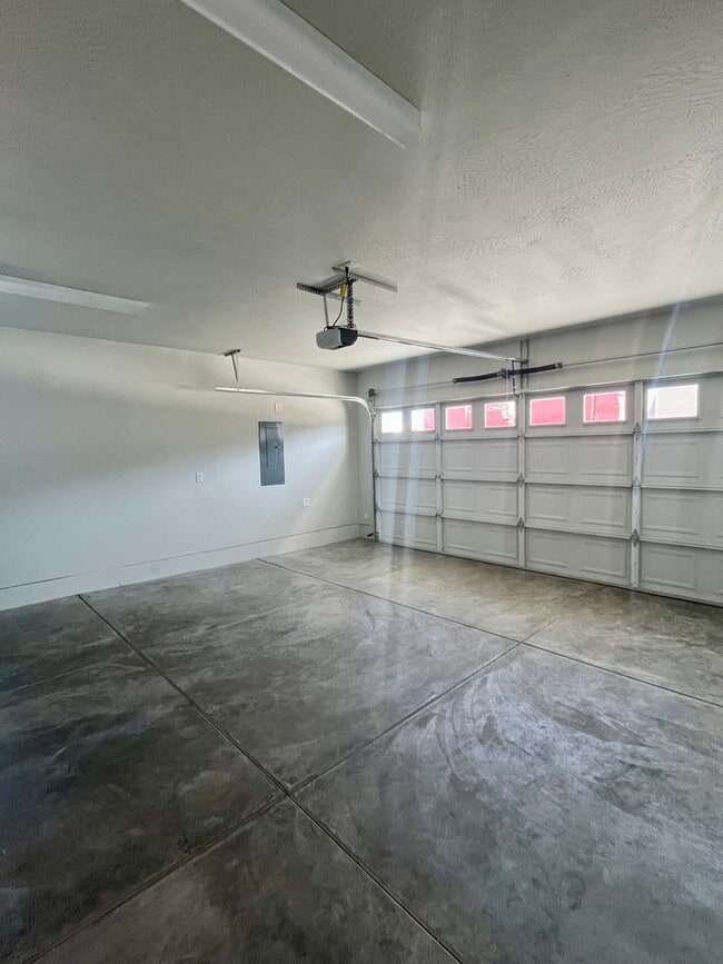 Building Photo - Newer Central Point 3 Bedroom / 2.5 Bath with views of the Table Rock