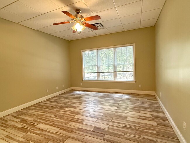 Building Photo - This beautiful brick home is located in Villa Rica and includes 6 bedrooms and 4.5 bath!