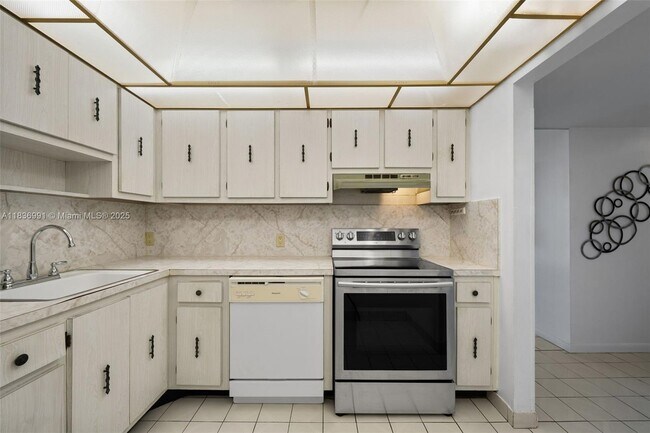 Building Photo - 100 Bayview Dr