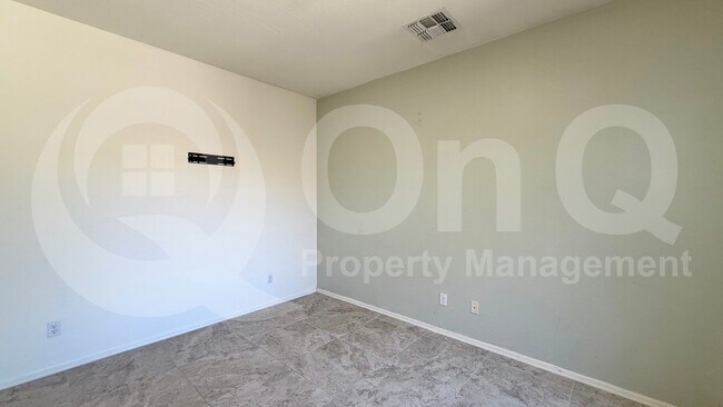 Building Photo - 2131 E Yellowstone Pl