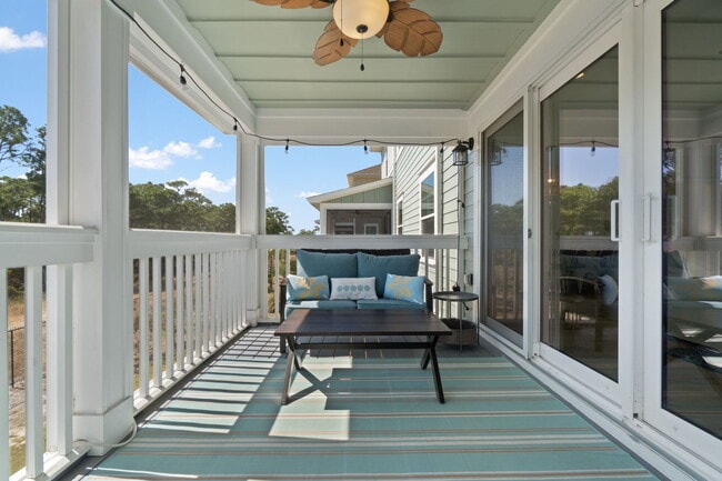 Building Photo - 6635 Carlinga Dr