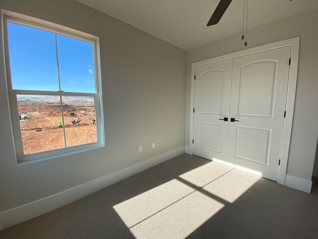 Building Photo - Beautiful End Unit in the Desert Color Com...