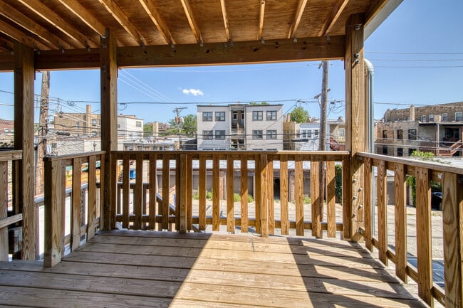 Building Photo - 1472 W Summerdale Ave