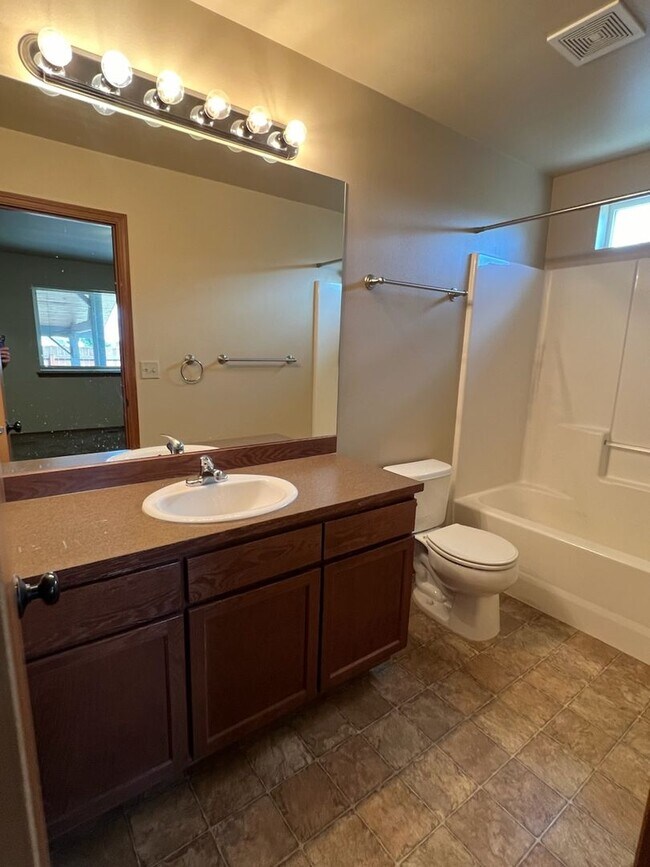 Building Photo - Beautiful 3 bed/2 bath home with garage, a/c and private covered patio!