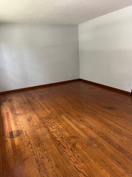 Building Photo - 3724 Thornwood Dr