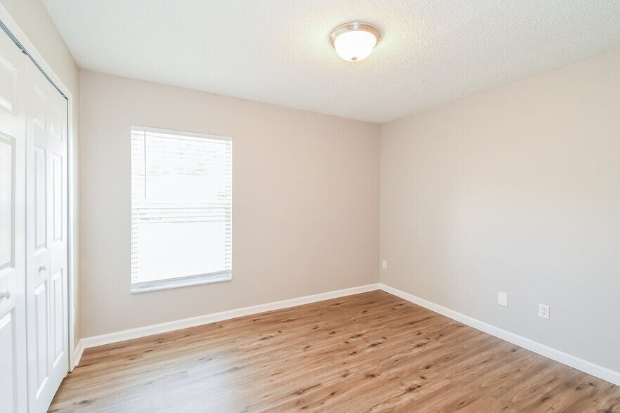 Building Photo - 3306 Lake Effie Ct N