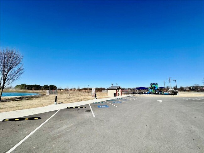 Building Photo - 920 Queen St